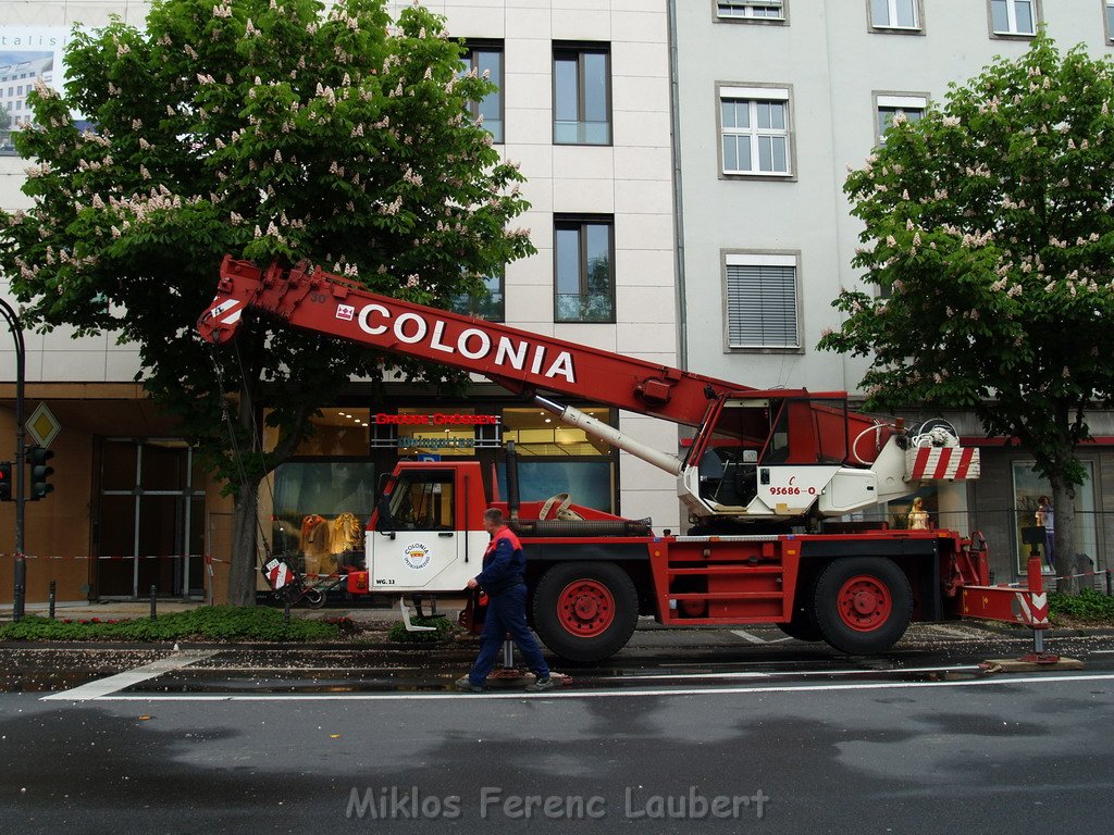 800 kg Fensterrahmen drohte auf Strasse zu rutschen Koeln Friesenplatz P15.JPG